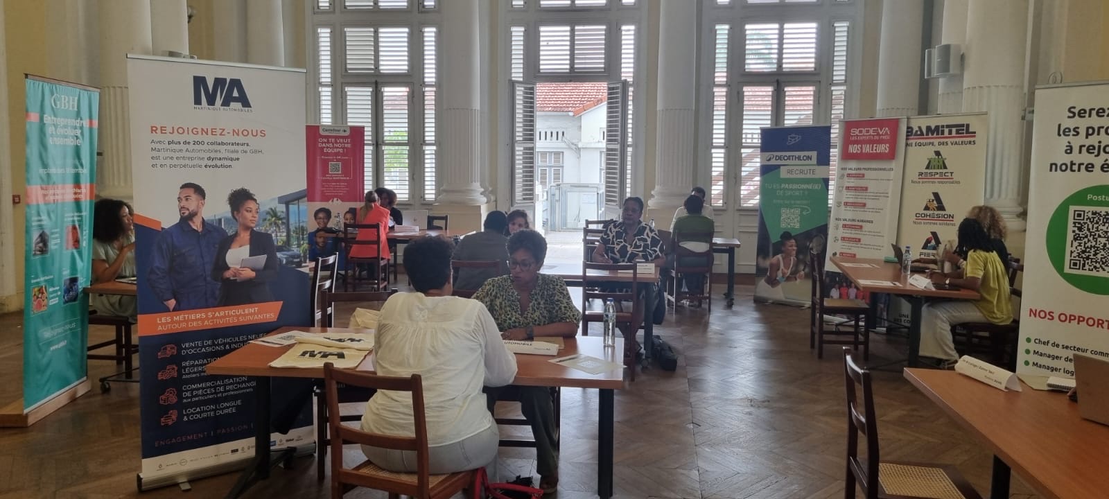 Dans la salle Félix Éboué de la préfecture, les entreprises reçoivent les candidats à tour de rôle.