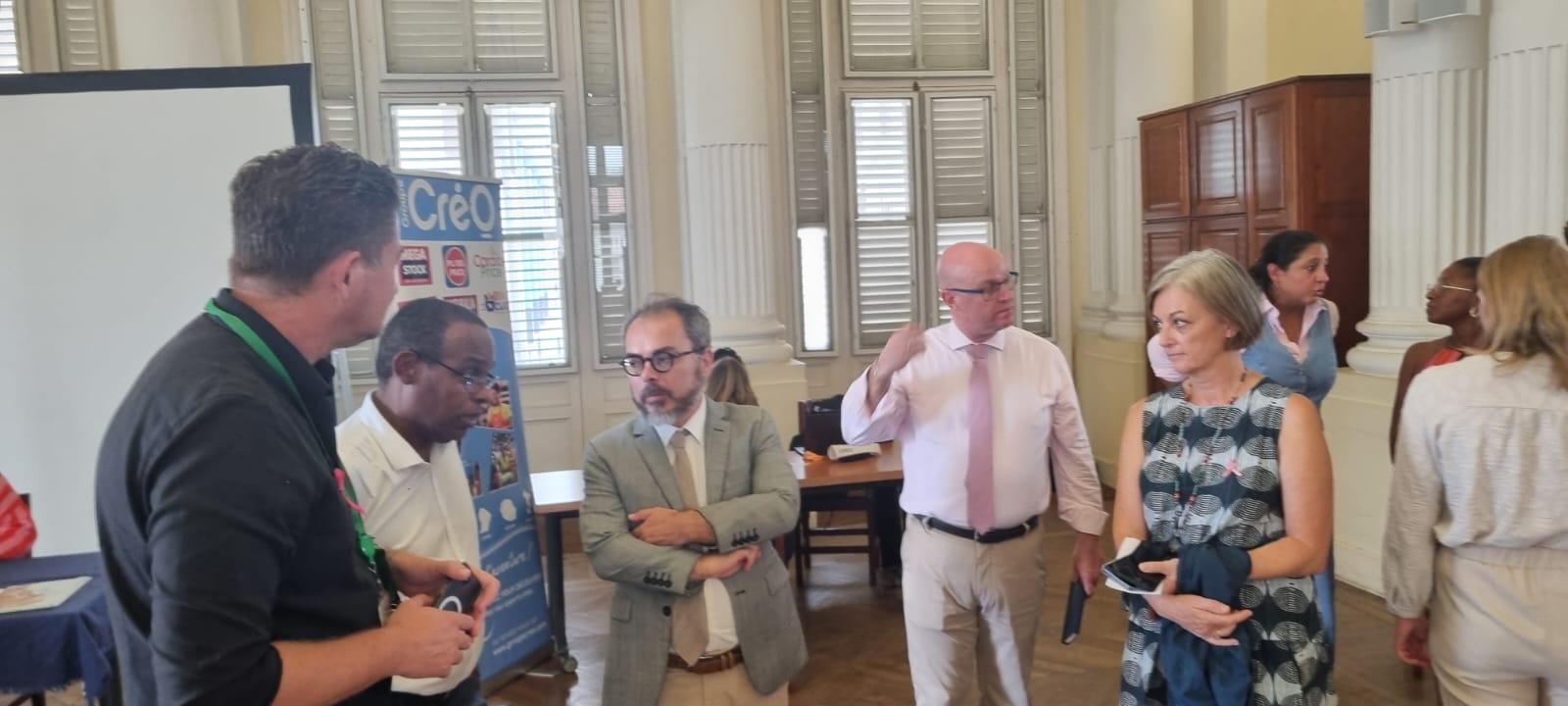 Le préfet échange avec les participants lors de la visite des stands.