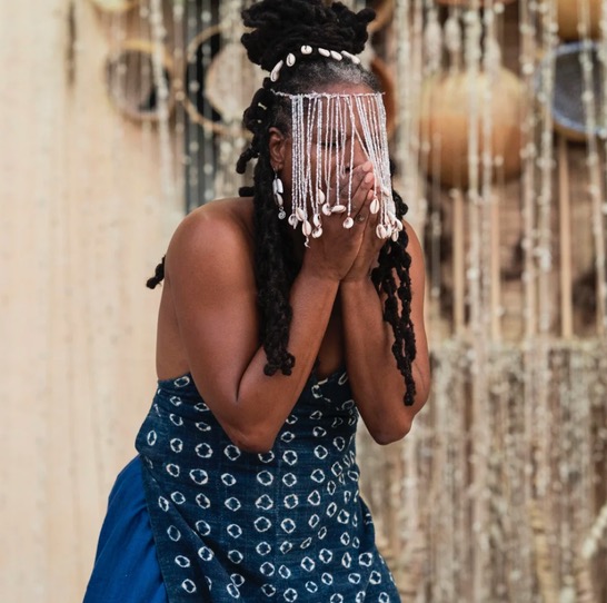 Performance d’une artiste de la Biennale de danse de Martinique L’Intervalle