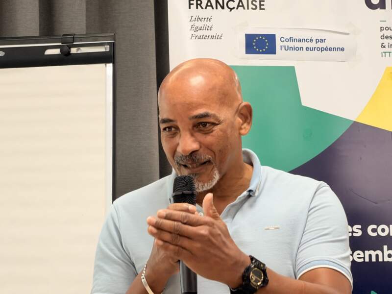 Louisy Berthé au micro