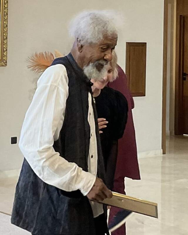 Wole Soyinka tenant son trophée à Rabat