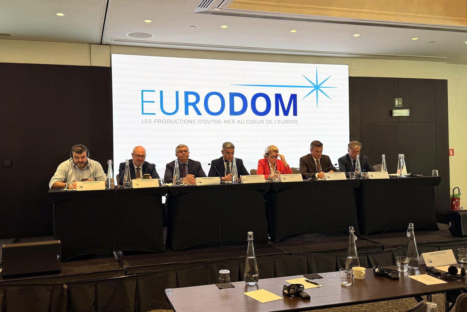 La tribune de la conférence d’Eurodom, à Bruxelles, le 13 octobre 2026. Photo Antilla