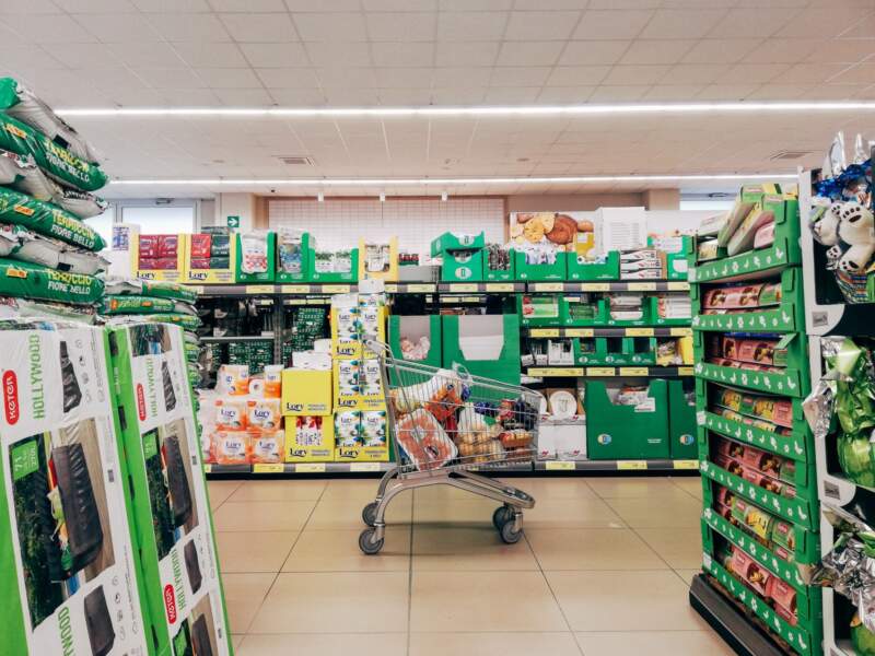 Rayon de supermarché avec un chariot de courses