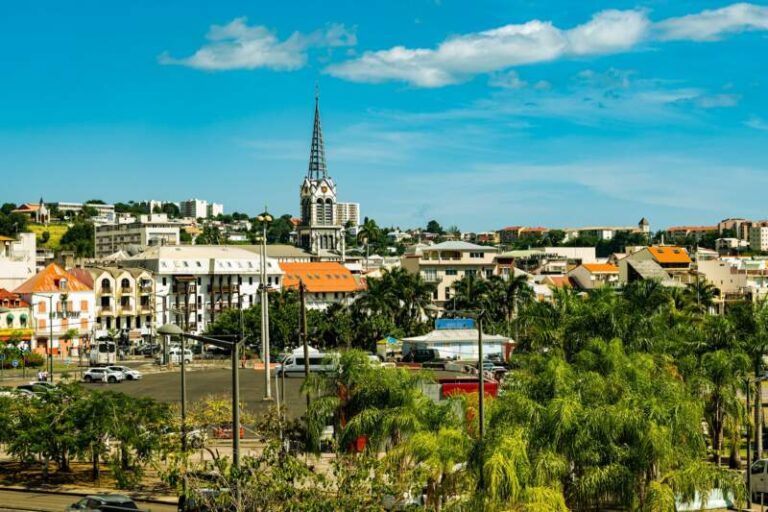 Vue du centre de Fort-de-France et de la cathédrale Saint-Louis, en Martinique.